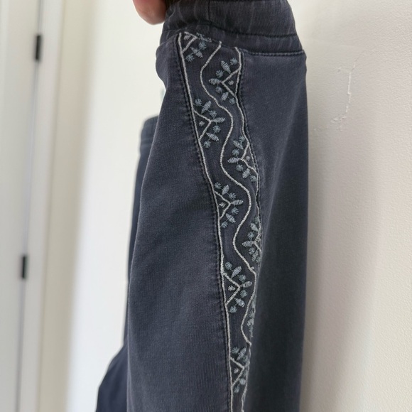 J. Jill Knit Jogger Pants Size Medium Navy Floral Embroidered Drawstring Sweats - Picture 6 of 11